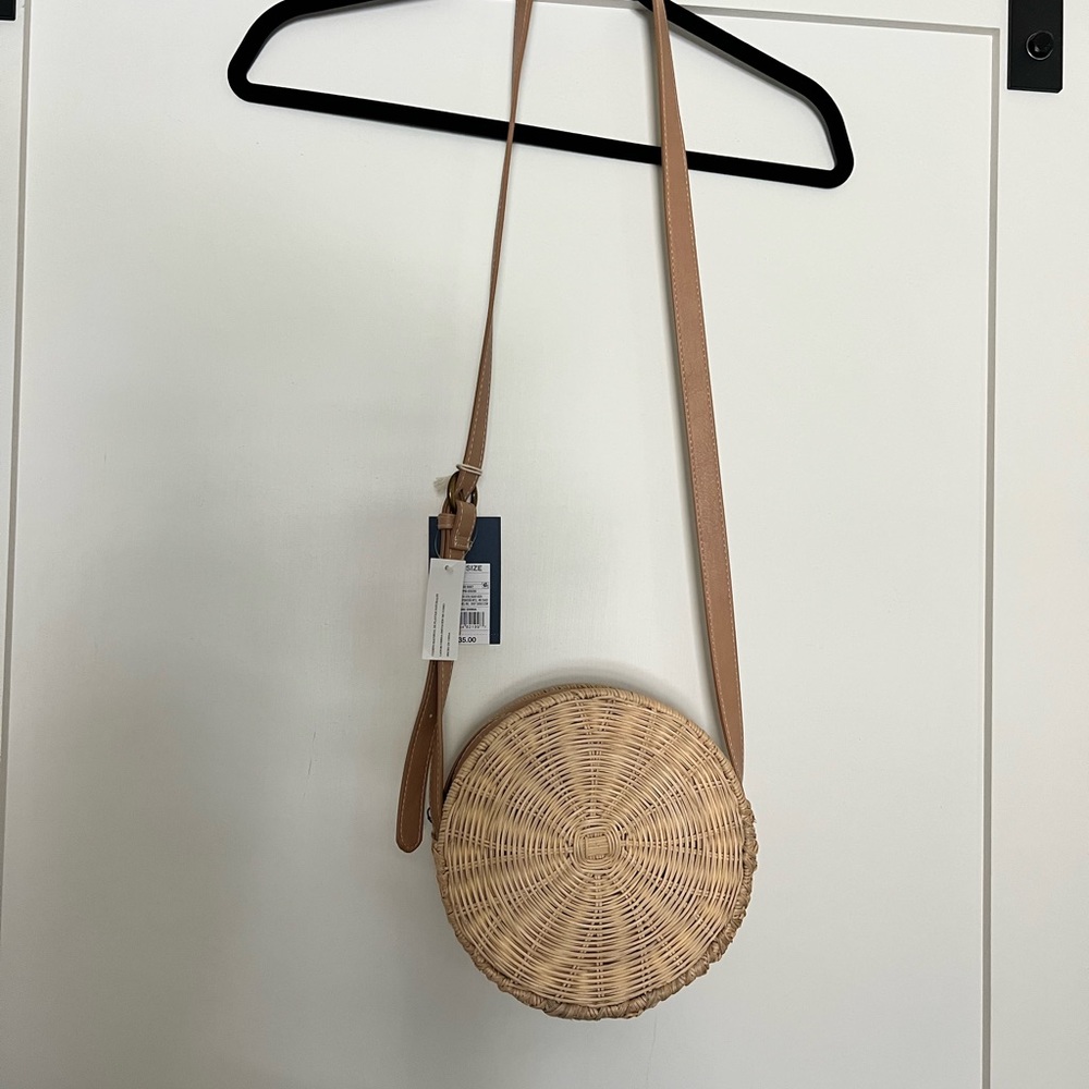 Woven circle bag, zip closure